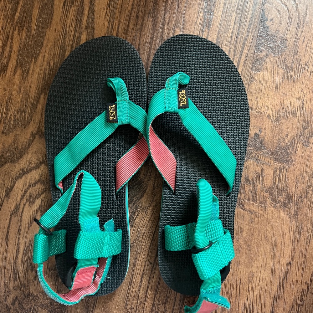 adorable Teva flip flops really high quality brand